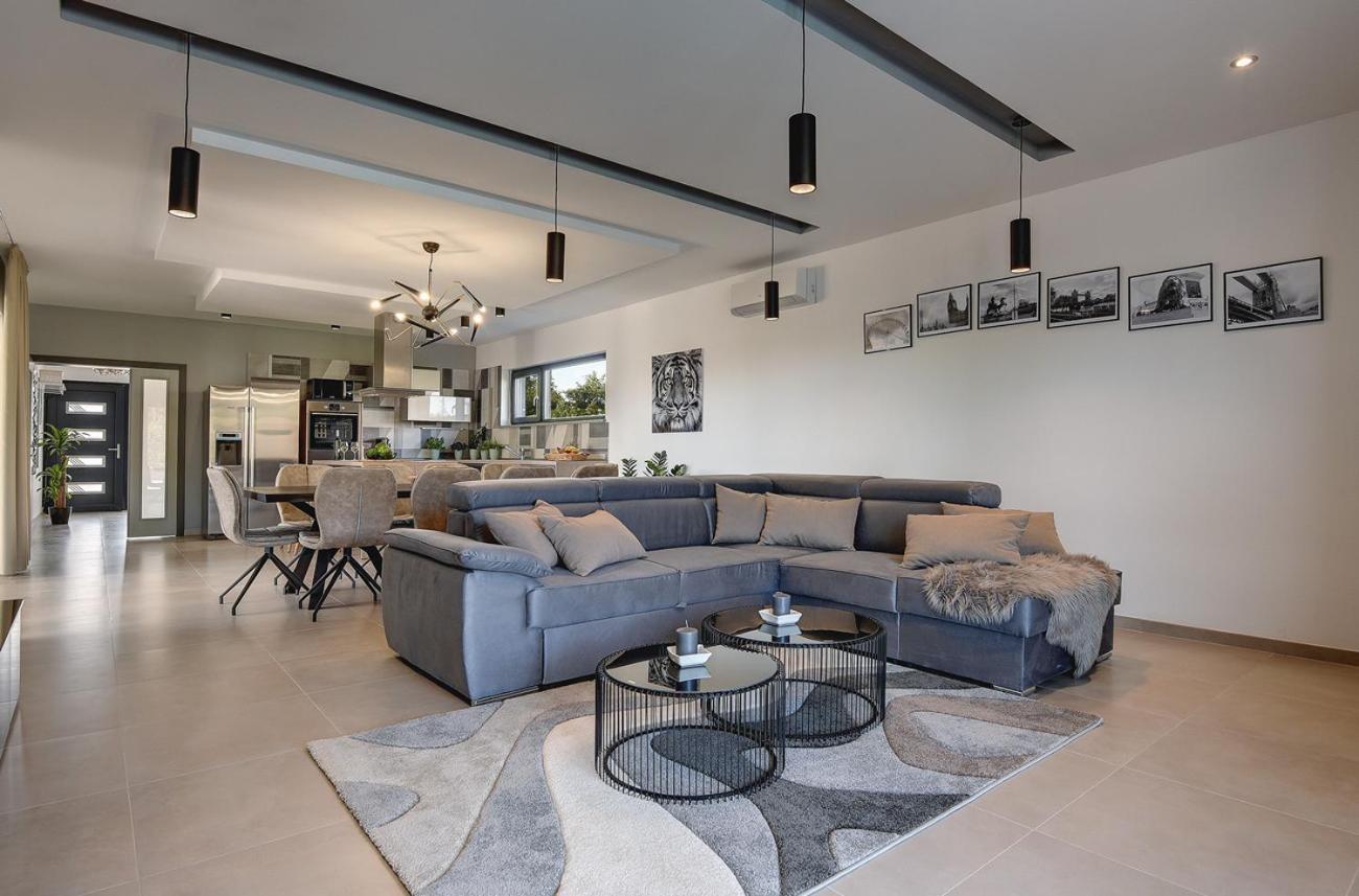 Villa Ula In Pula With Heated Pool And Sauna Eksteriør bilde