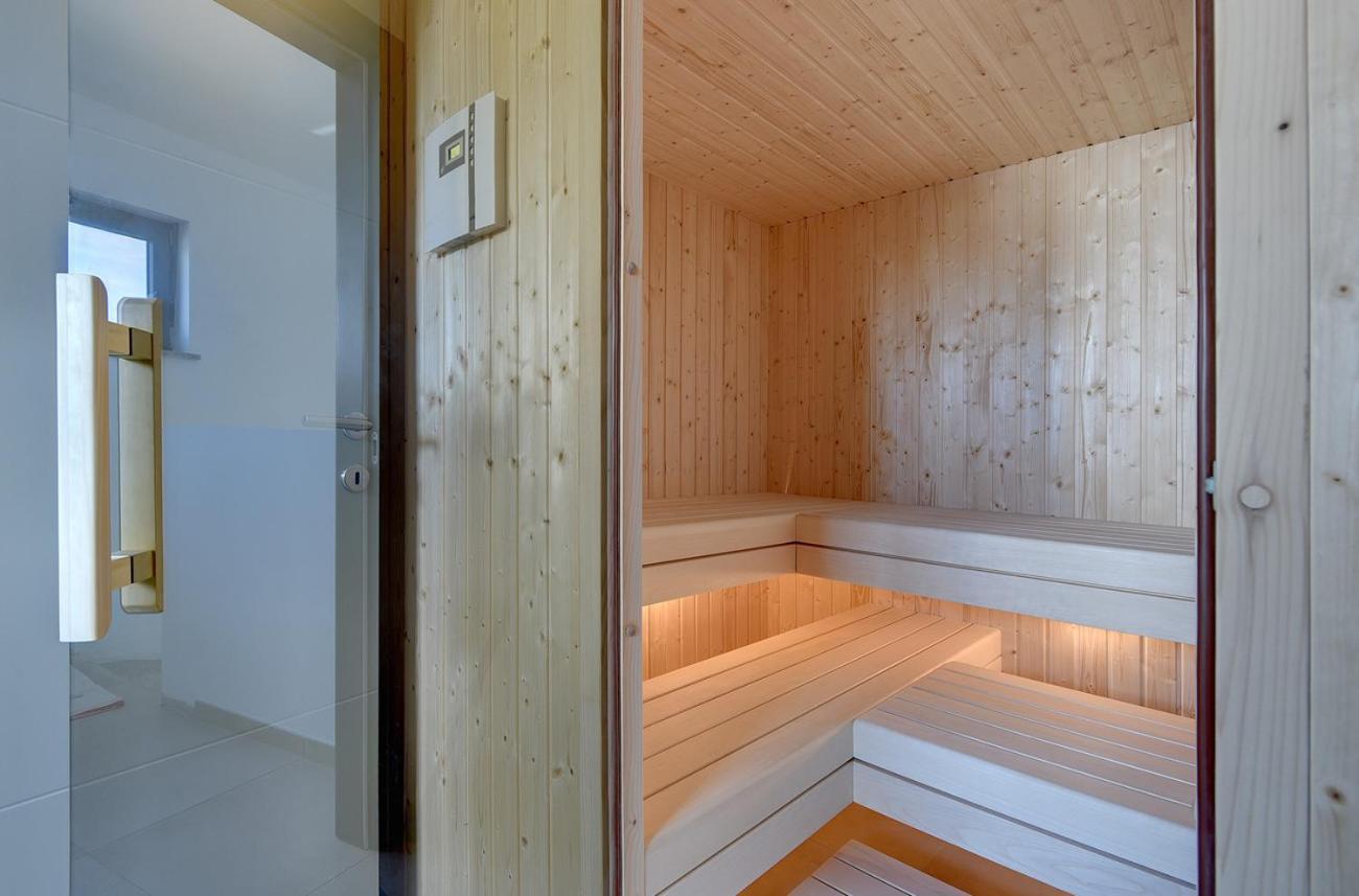 Villa Ula In Pula With Heated Pool And Sauna Eksteriør bilde
